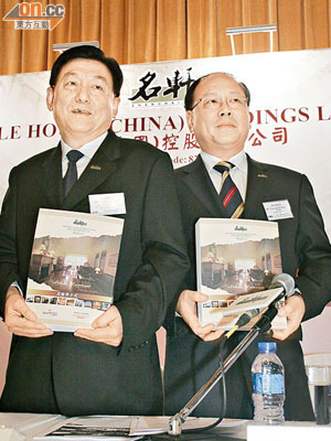 名軒陳大寧（左）稱出售舊股純粹是「忍痛割愛」。（黎達豪攝）