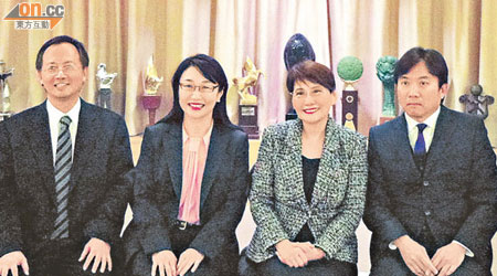 王雪紅（左二）、陳文琦（左一）夫妻檔出任TVB非執董。右二為方逸華、右一為陳國強。（資料圖片）