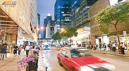 尖沙咀廣東道一帶已為中、外旅客必到購物之處，商戶因而積極於該地段搶位。