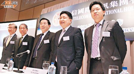 中信國際電訊董事會主席辛悅江（左三）表示，母公司沒有計劃將該集團出售。（蔡綺琳攝）