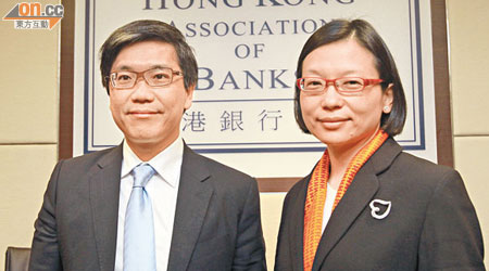 阮國恒（左）稱，已提醒銀行對貸款的定價，必須合理並充分反映其風險。右為馮婉眉。（林少權攝）