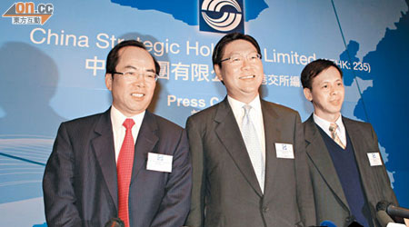 馬時亨（中）轉做高級顧問，柯清輝（左）就會接任做中策主席。右為周錦華。（資料圖片）
