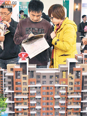 有消息指出，上海有部分區縣限制未婚子女購買第二套房。