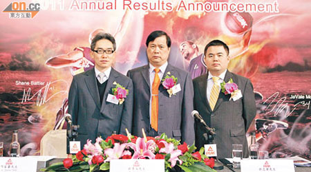 首席執行官許志華（右）表示，長遠維持派息比率不低於30%。中為主席許景南。