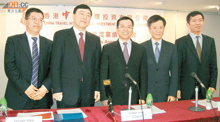 香港中旅許慕韓（左三）指正重新研究分拆酒店業務上市。