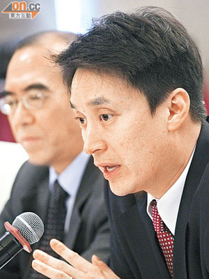 大新銀行集團行政總裁王祖興（右）表示，今年首兩月淨息差有改善。（霍振鋒攝）