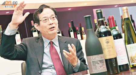王朝白智生指內地今年的政策對集團葡萄酒銷售有利。（盧志燊攝）