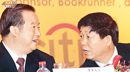 東岳兩股東傅軍（左）及崔同政配股套現最多9.4億元。右為主席張建宏。