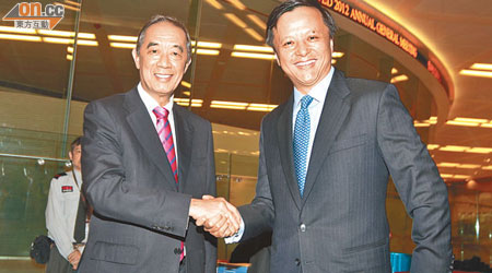 港交所行政總裁李小加（右）稱，該所沒有為追求新股數量，放棄上市公司質素。左為剛卸任的主席夏佳理。（袁志豪攝）