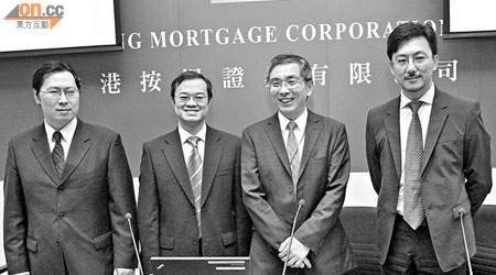 按證公司總裁劉怡翔（右二）指出，近期有不少銀行有意向按證公司出售資產。（蔡綺琳攝）