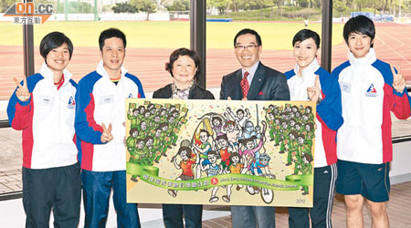 體院主席唐家成（右三），代表即將參加倫敦奧運會及殘奧會的香港運動員接受由恒生李慧敏（左三）所贈送的一幅插畫。