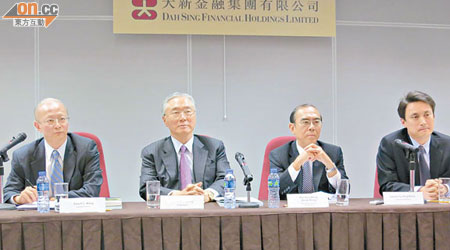王祖興（右一）表示，集團財務狀況穩健，可抵禦任何外來衝擊。
