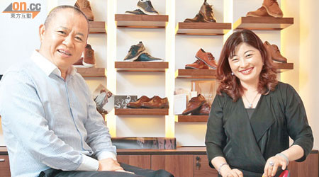 動感集團主席蔡秀滿（右）及行政總裁張文彬（左）以夫婦檔創立公司，開拓男裝休閒鞋的消費市場。（陸智豪攝）