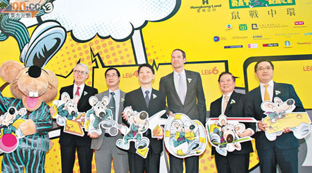 彭耀祖（左三）同「思健」主席班哲明‧凱瑟克（右三）手持老鼠卡板，一齊主持「鼠戰中環2012」啟動儀式。（孫冰玉攝）