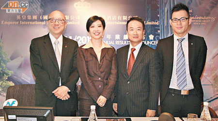 首次出席記者會的集團企業行政主任楊政龍（右一）指，在集團八大業務中，主要參與珠寶、地產及金融業務。（陳錦輝攝）