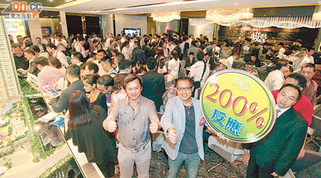 長實趙國雄（前排左）表示，峻瀅銷情熱爆，反映市民對香港前景有信心。右為郭子威。（孫冰玉攝）