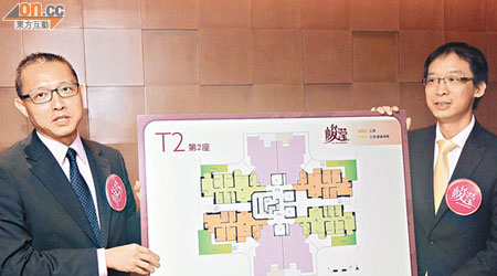 長實郭子威（左）稱，峻瀅首度推出21個連平台瀅翠大宅，市值近1億元。（羅錦鴻攝）