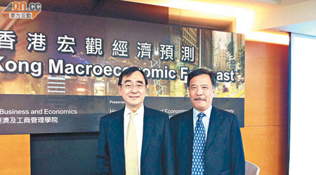 港大邵啟發（右）表示，香港下半年外貿將回升。左為港大經濟系教授王于漸。