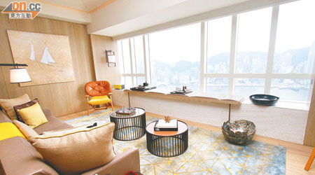 名鑄62樓D室的相連示範單位，客廳及全數睡房均可享開揚維港海景。（林少權攝）