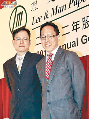 理文首席執行官李文俊（右）料每噸紙盈利短期內維持三百六十元水平，左為財務總監張國強。（潘國禮攝）