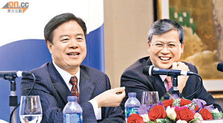 中海油董事長王宜林（左）表示，沒有將尼克森資產分離的考慮。右為首席執行官李凡榮。（蔡綺琳攝）
