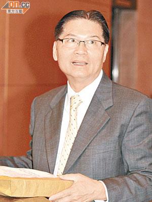 南豐地產部主任陳永齊昨代表公司遞交意向書。（孫冰玉攝）
