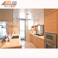 廚房引入歐洲名牌廚櫃及電器，配套價值近100萬元。