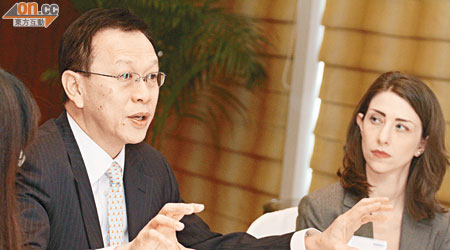 大昌華嘉邱慕揚（左）表示，即使現時內地經濟增長放緩，亦無礙市場拓展服務的長遠發展。（何天成攝）
