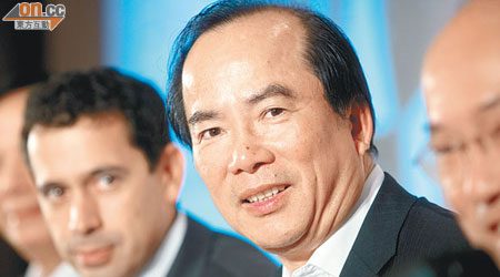 思捷被指供股倉卒。右一為主席柯清輝，右二為行政總裁馬浩思。