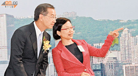 金管局副總裁余偉文（左）料巿場對港元持續有需求。右為香港銀行公會主席馮婉眉。（潘國禮攝）