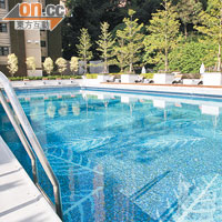 雲暉大廈設近24米長園林式泳池。