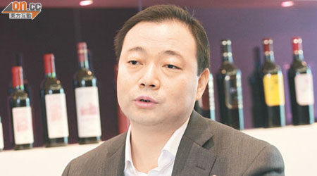 王朝酒業黃亞強表示，公司將拓中端產品的銷售佔比。（陳章存攝）