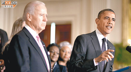 美國總統奧巴馬（右）成功連任後，隨即要求國會合作解決「財政懸崖」危機。左為副總統拜登。