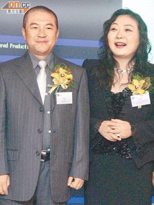 曾被封為「中國最富有的夫妻」的吳亞軍（右）及蔡奎（左）已證實離婚。