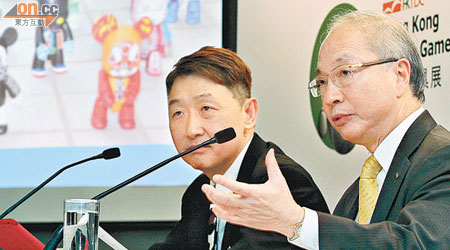 貿發局玩具諮詢委員會主席楊子江（右）表示，過去的大額訂單已不復再。左為貿發局副總裁周啟良。（何天成攝）