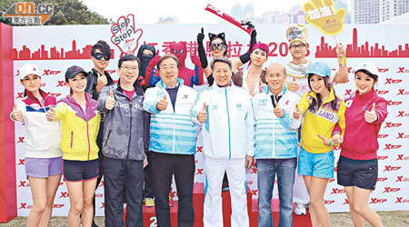 特步連續第二年贊助渣打香港馬拉松。前左三為何睿博。