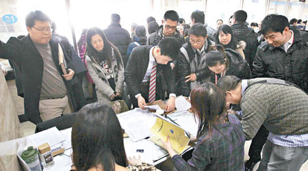 上海二手房交易者急於在政策正式執行前完成交易。（中新社圖片）