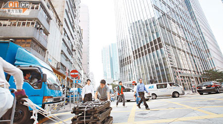 東九龍人車爭路時有出現，需改善道路系統配合新發展需要。