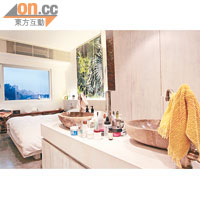 睡房採用開放式設計，內有雙人淋浴間及大浴缸，使人猶如置身外國度假村之中。