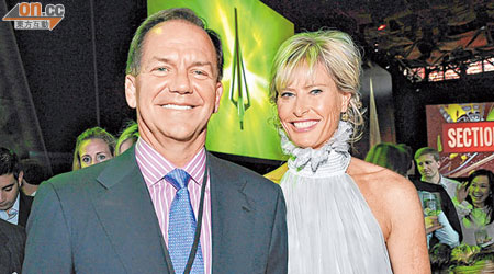 Paul Tudor Jones（左）指生育會拖累女性基金經理表現。右為其妻子Sonia Jones。