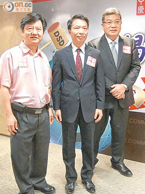 湯文亮（右）研究馬來西亞、台灣及澳洲的住宅物業。左為黎永滔。