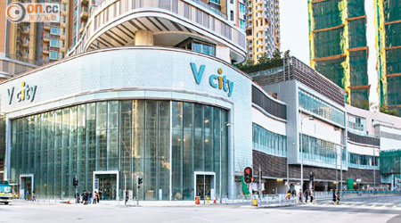 V City位處西鐵站上蓋，將於八月初開業。