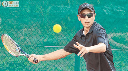 網球教練蔡國平炒股多年，悟出「低買高沽」的穩勝招數。（蘇文傑攝）