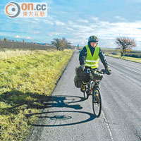 Tim每日平均踩單車八小時，行裝重近25公斤，圖為布拉格公路。