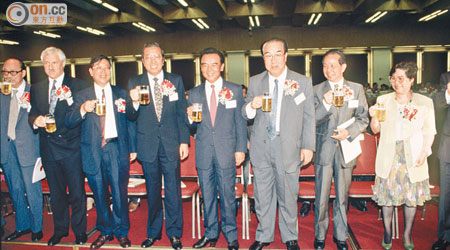 青島啤酒於九三年七月上市，揭開中資企業來港上市的序幕。（資料圖片）