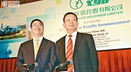 信玻行政總裁董清世（左）對公司下半年前景感樂觀。右為主席李賢義。（陳錦輝攝）