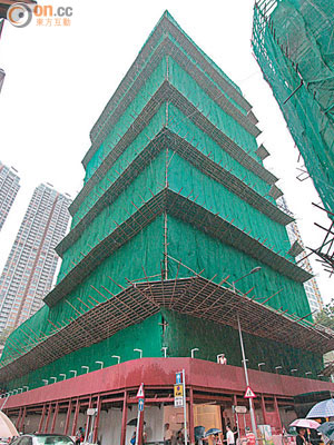 現進行翻新工程的荃灣百悅坊，全幢市值料約10億元。