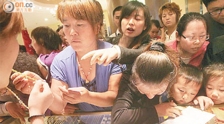 中國大媽又掃金，內地黃金銷售激增。（資料圖片）