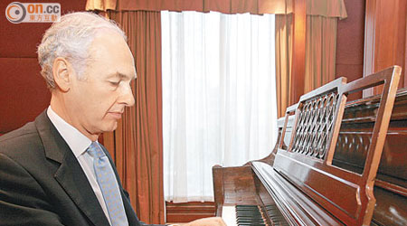 安東尼波頓偏好以鋼琴寫曲。
