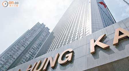 新地投得上海項目後，券商紛紛關注其財務壓力。
